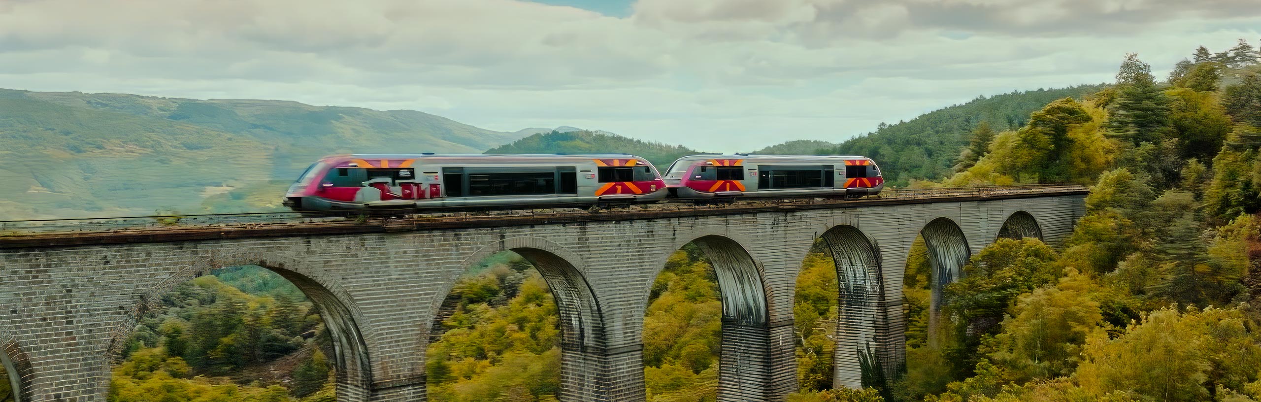 Train circulant sur un pont, pour le client CRTL Occitanie de l'agence de communication Les Dissidents basée à Montpellier