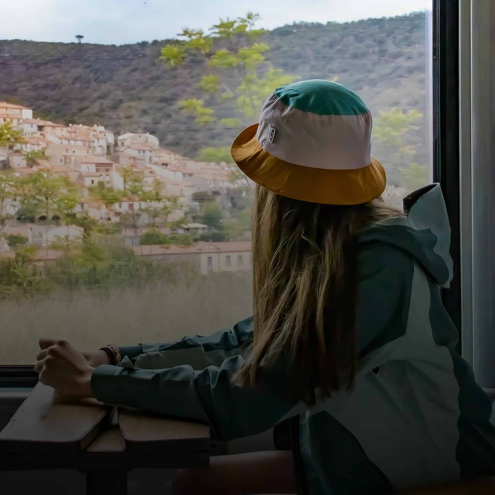 Femme regardant le paysage dans un train occitan, pour le client CRTL Occitanie du pôle MIND by Les Dissidents