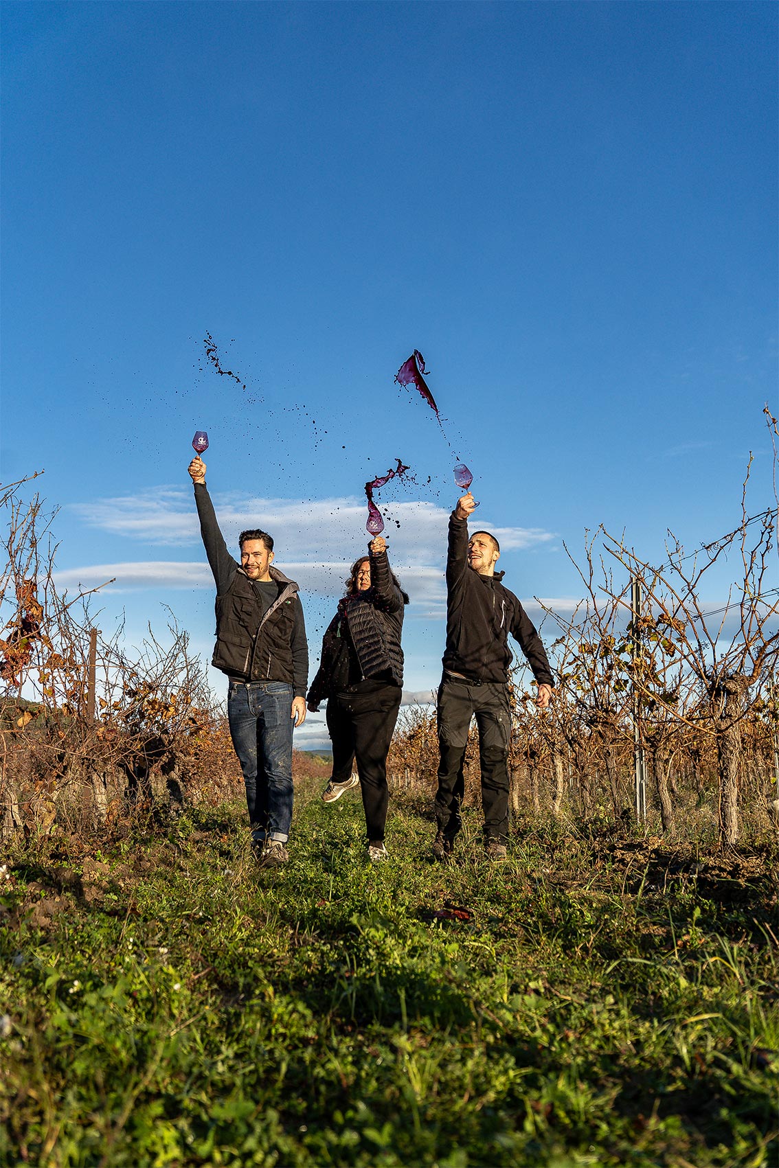 Photo prise par le photographe professionnel Les insensés représentant un groupe de vignerons Pays d'Oc IGP lançant du vin