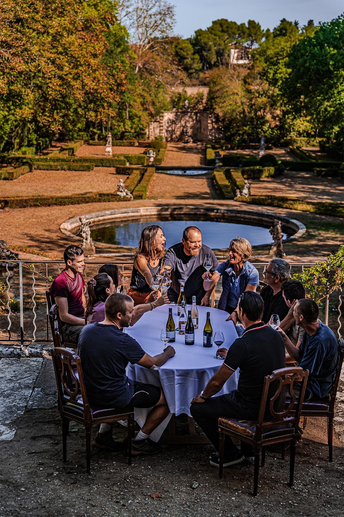 Photo réalisée par le photographe professionnel Les insensés représentant un groupe de vignerons Pays d'Oc IGP partageant un moment de convivialité et complicité