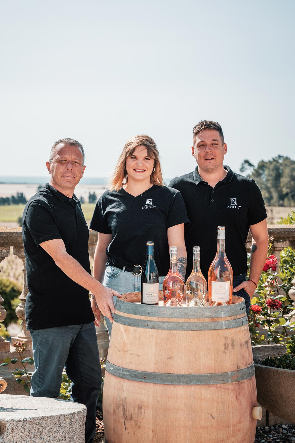 Photo portrait prise par le photographe professionnel Les insensés représentant 3 vignerons Pays d'Oc IGP devant leurs bouteilles de vin