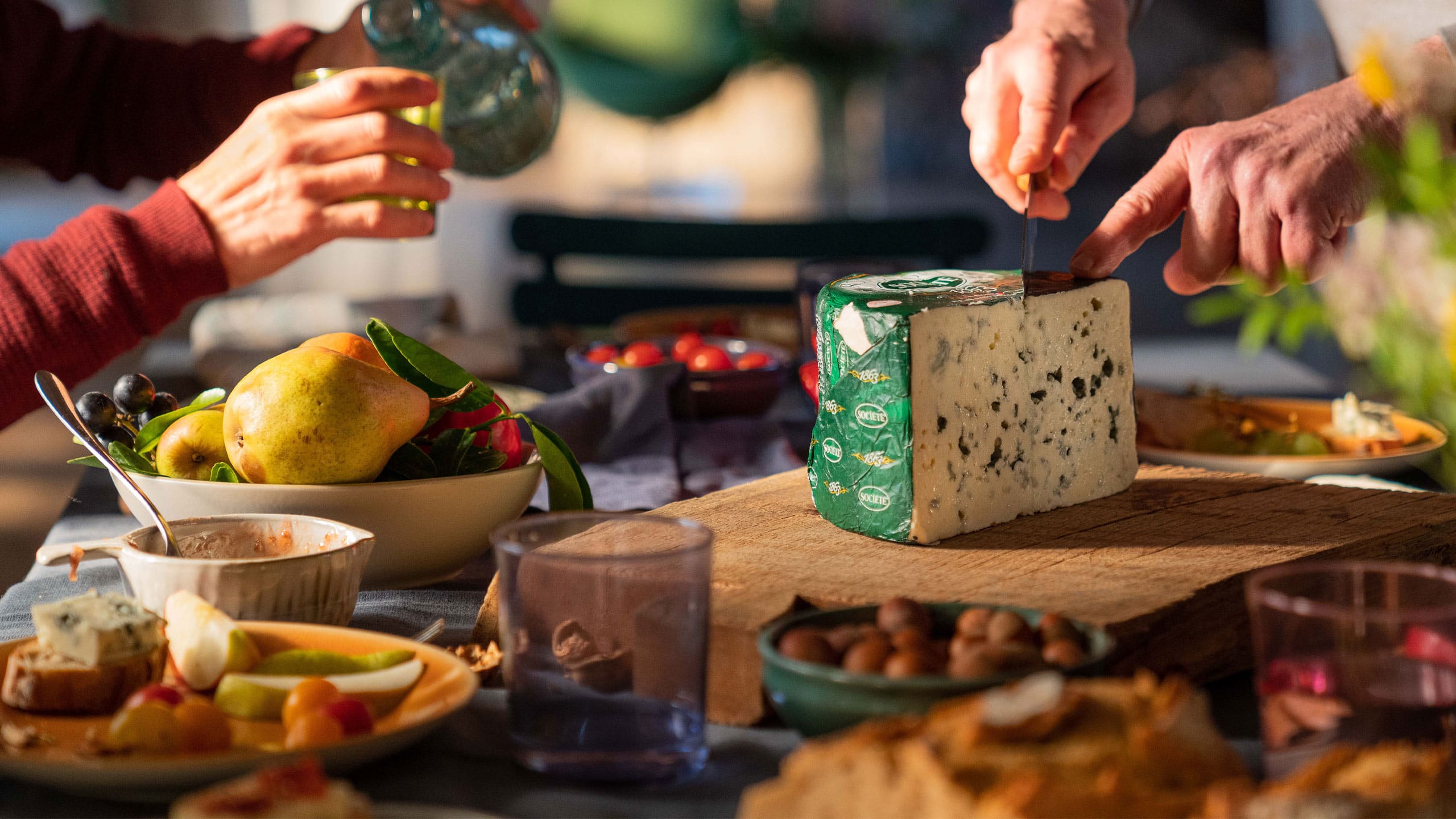 Repas partagé autour d'un Roquefort de la marque Société, un client de l'agence montpelliéraine Les Dissidents